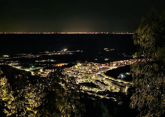 לינה וארוחת בוקר La Scapola 4*