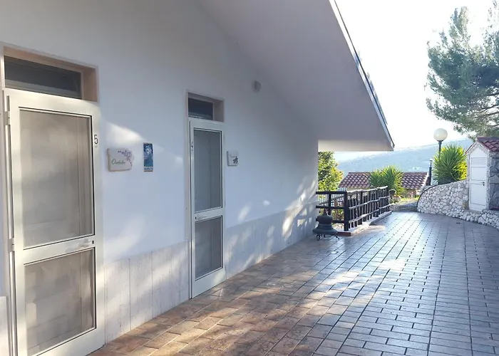 לינה וארוחת בוקר La Scapola 4*